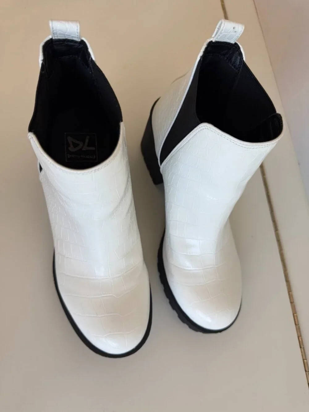 Dirty Laundry Margo White Croc Chelsea Lug Sole Boots Size 7